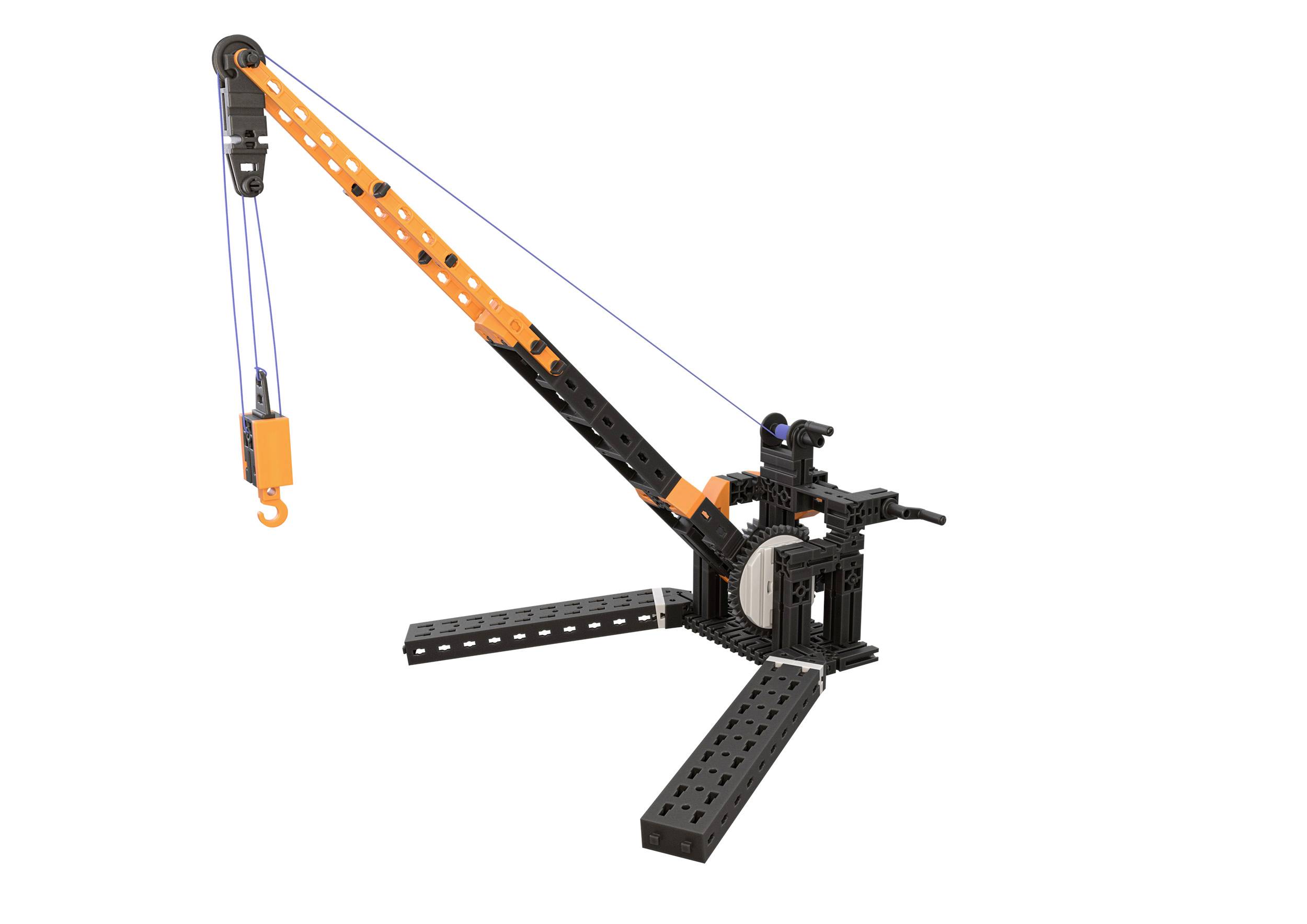 Ein schwarzer und orangefarbener Spielzeugkran aus Plastik mit verstellbarem Haken und Stützstruktur steht aufrecht.