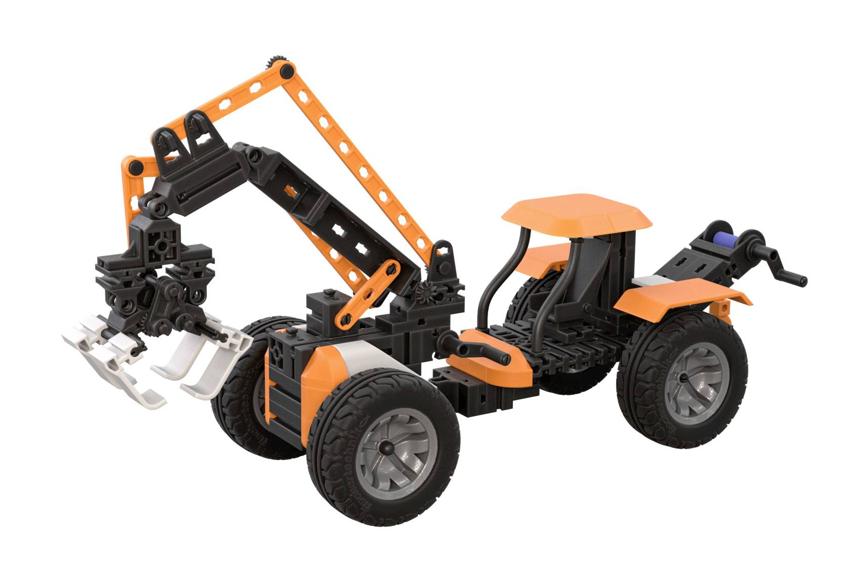 Ein Bausatzfahrzeug mit großen Rädern und einem beweglichen Greifarm in Schwarz und Orange steht auf einer weißen Oberfläche.