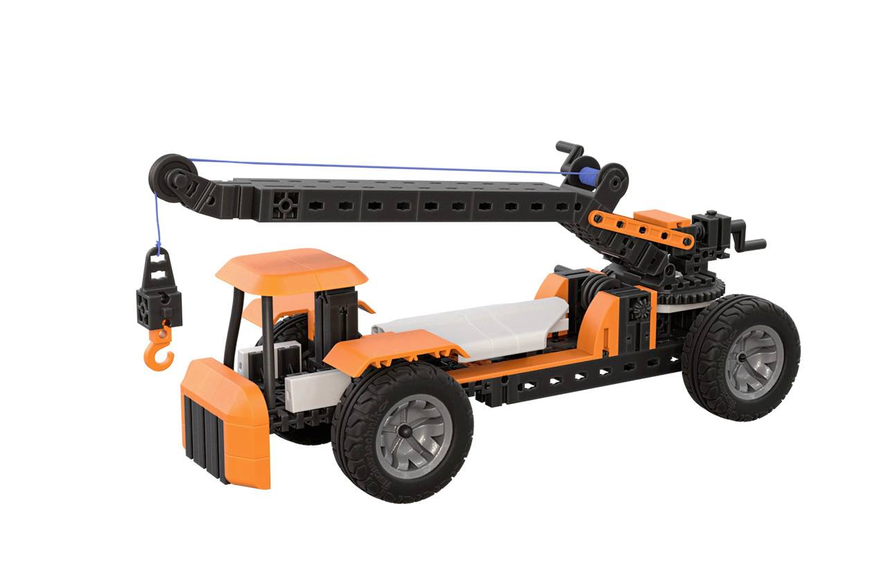Ein orange-schwarzes Spielzeugfahrzeug mit Kranarm und Haken zeigt ein Modell eines Abschleppwagens.