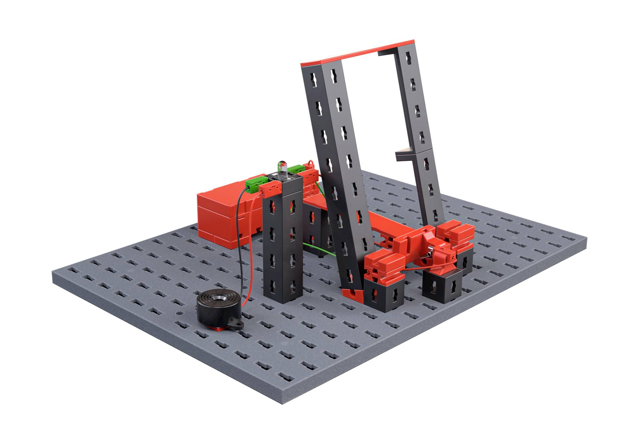 Ein Modell einer rot-schwarzen Plattform mit aufrechter Struktur auf grauem Gitterboden, eventuell für Konstruktionszwecke.