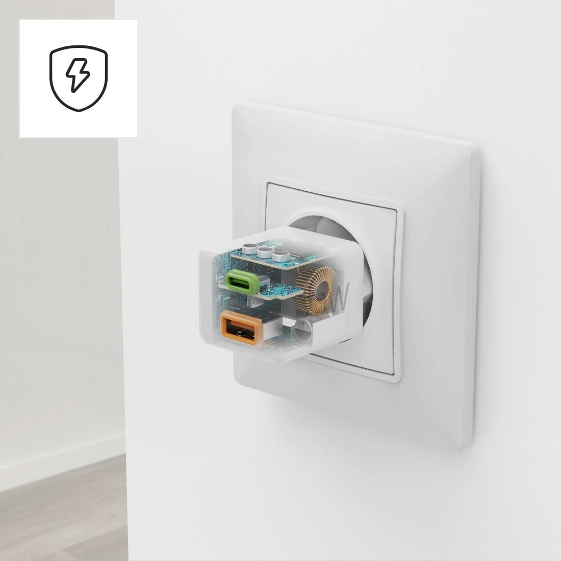 Das Bild zeigt einen Wandstecker mit einem transparenten Adapter, an dem ein USB-C- und ein USB-A-Anschluss sichtbar sind.