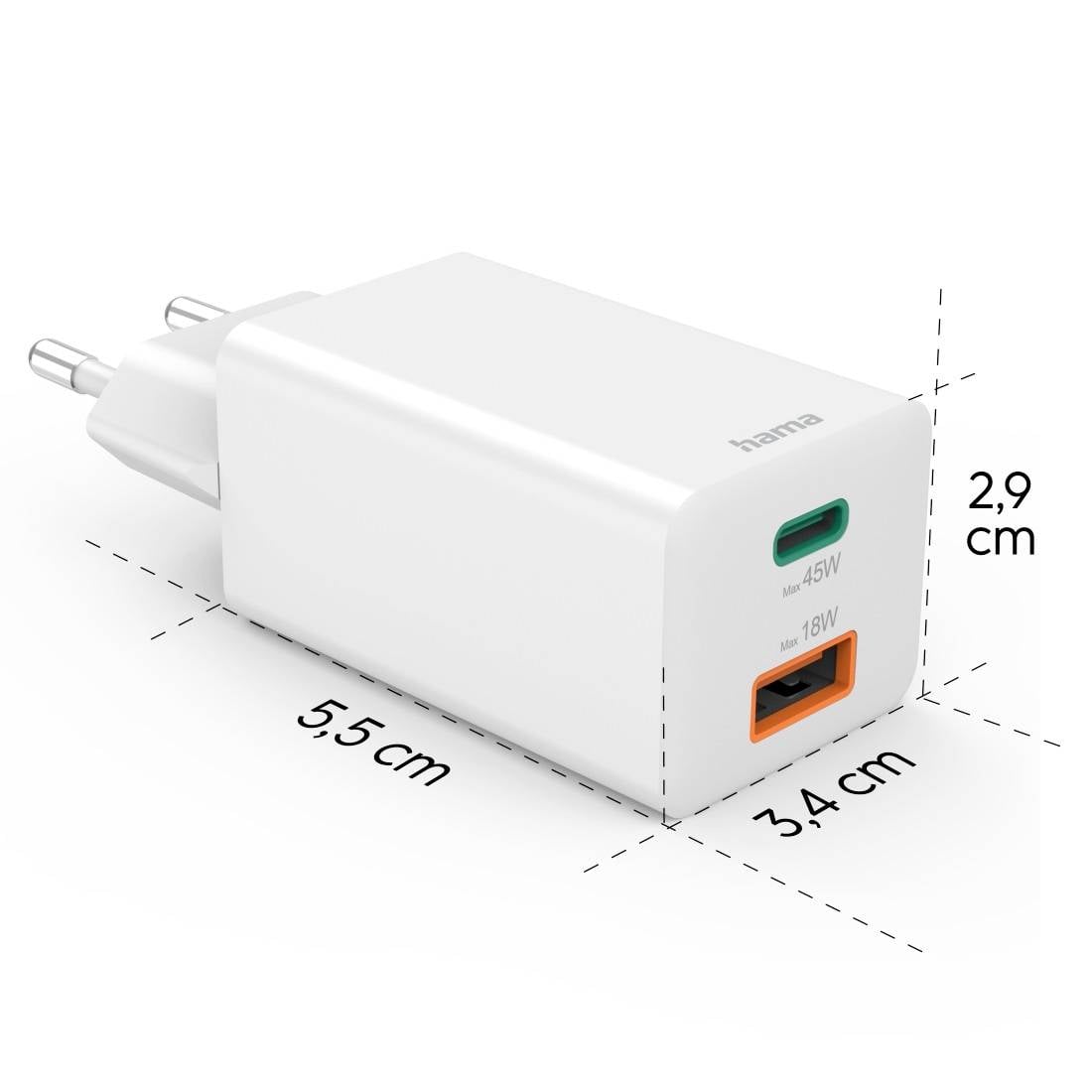 Ein weißes USB-Ladegerät mit zwei Anschlüssen: ein grüner USB-C-Anschluss (45W) und ein orangefarbener USB-Anschluss (18W), Abmessungen 5,5 cm x 3,4 cm x 2,9 cm.