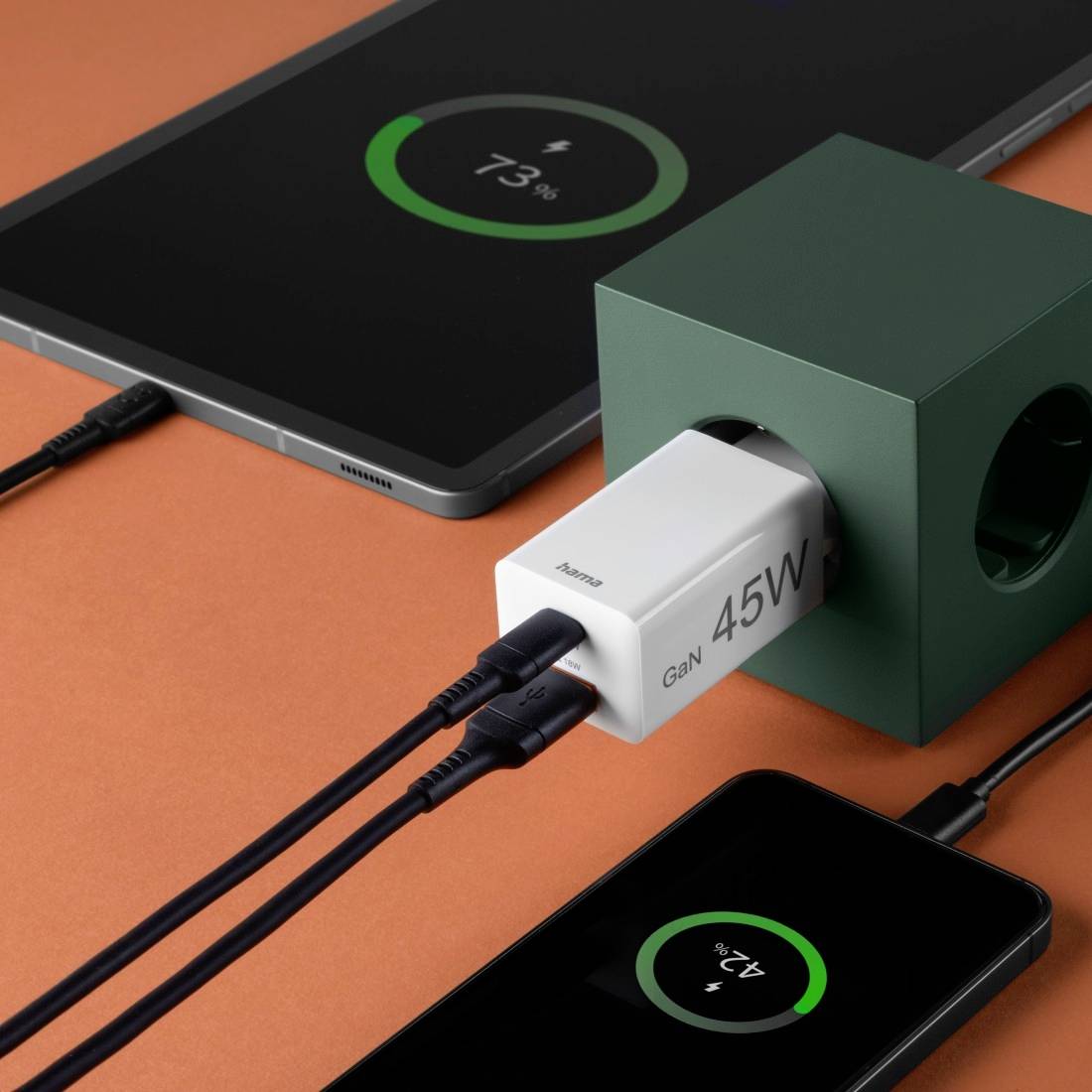Ein grünes Ladegerät mit 45W Leistung lädt zwei Smartphones auf. Eines zeigt 73% Akkuladung, das andere 4%.