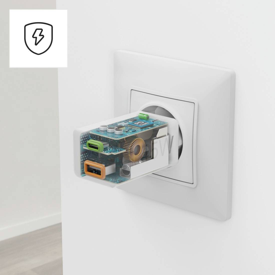 Steckdose mit transparentem Adapter, der interne elektronische Komponenten zeigt; symbolisiert technologische Innovation und Sicherheit.