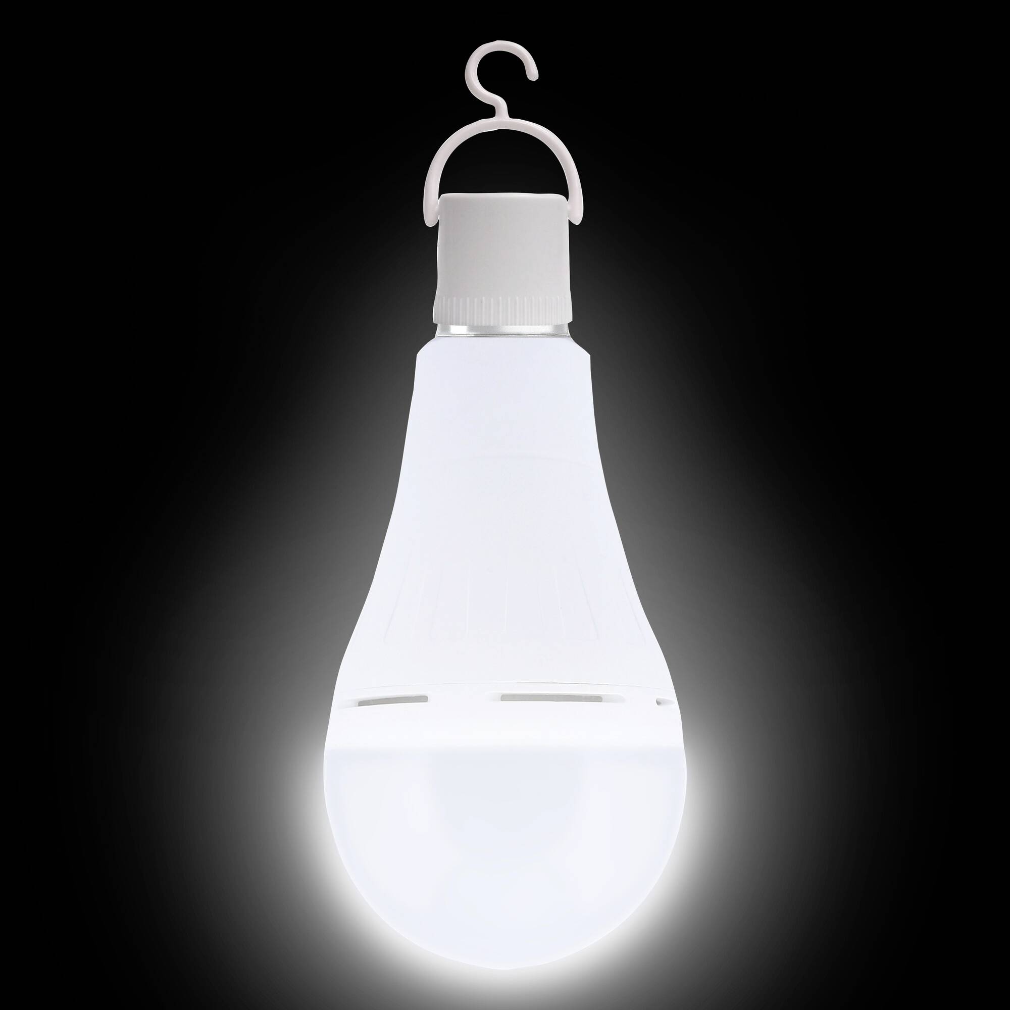 Eine leuchtende LED-Glühbirne mit Aufhängehaken hängt, auf schwarzem Hintergrund. Sie strahlt ein helles, weißes Licht aus.