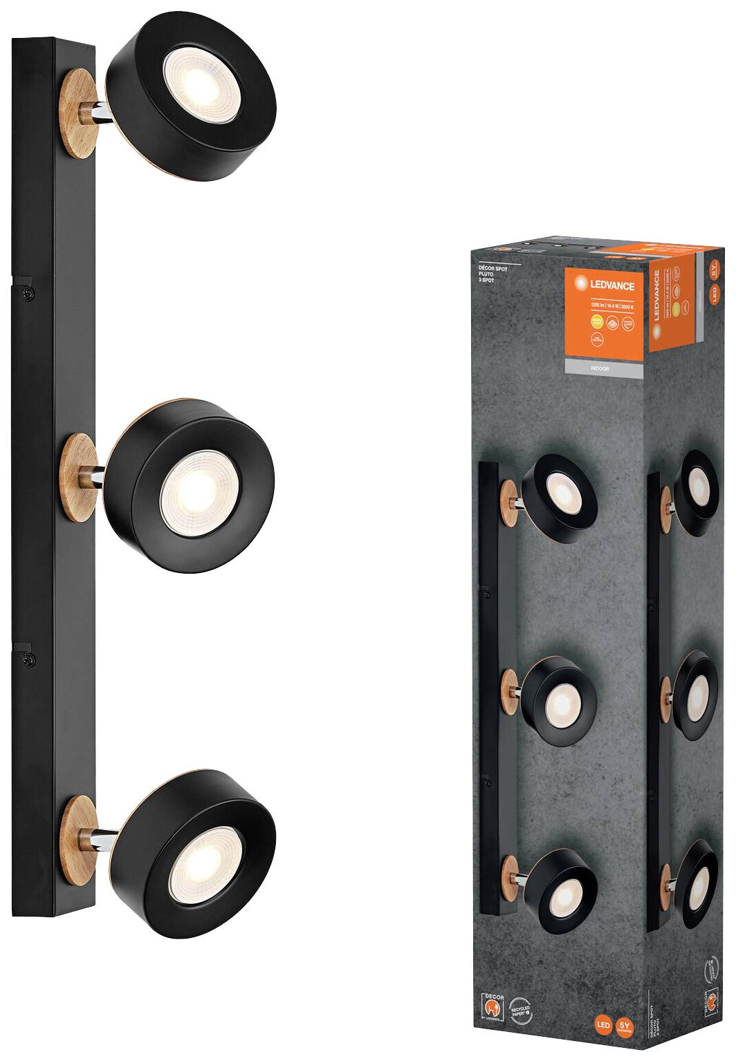 Eine schwarze Wandleuchte mit drei runden, verstellbaren Strahlern und Holzakzenten, daneben die farbige Verpackung mit Abbildung der Lampe.