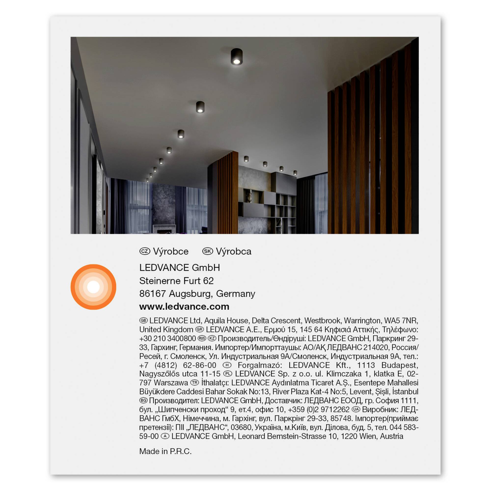 Blick in einen modernen Raum mit Deckenbeleuchtung und Holzakzenten. Kontaktinformationen von LEDVANCE GmbH in Augsburg, Deutschland.