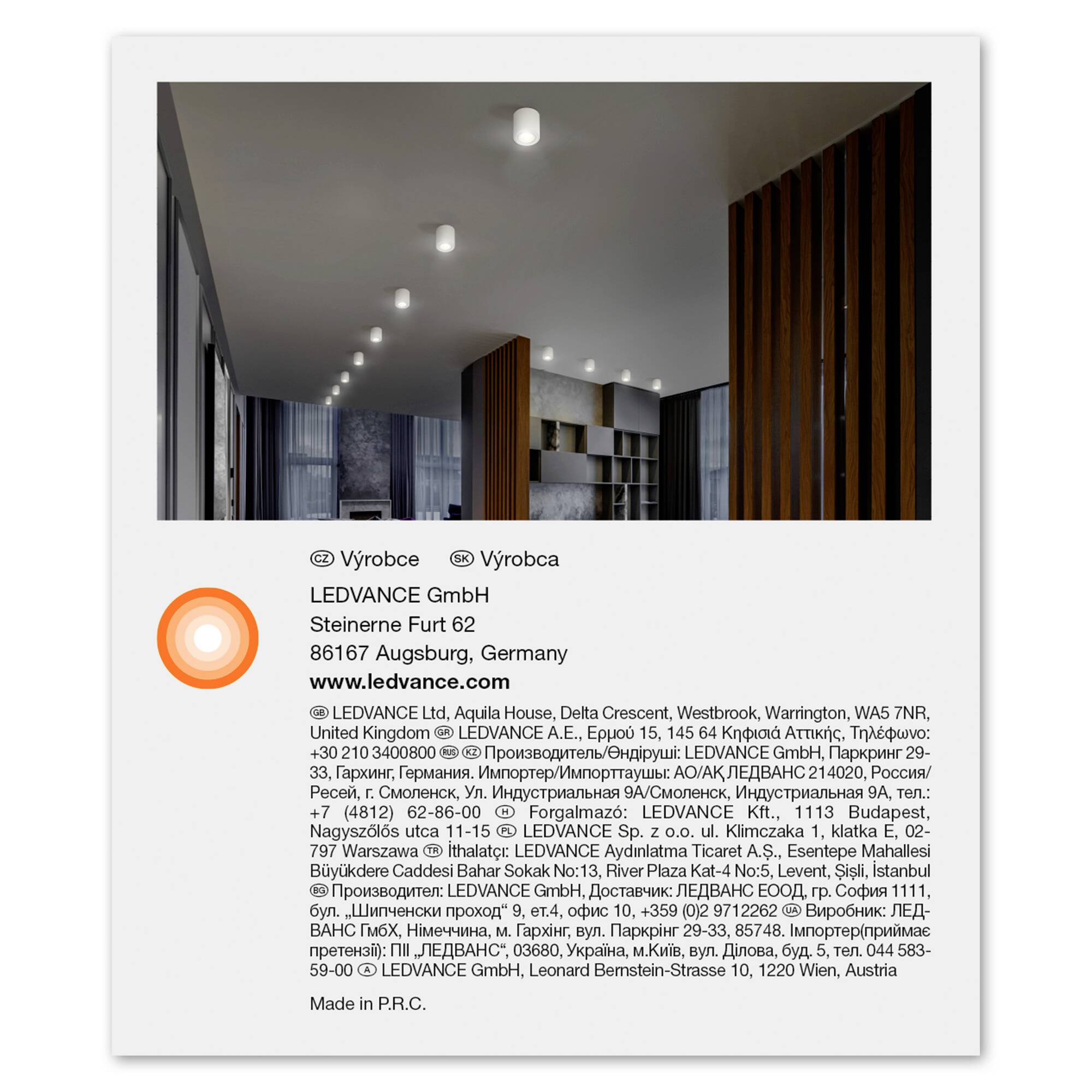 'Ein moderner Raum mit Einbauspotlights an der Decke. Unten ist die Adresse von LEDVANCE GmbH in Augsburg, Deutschland, angegeben.'