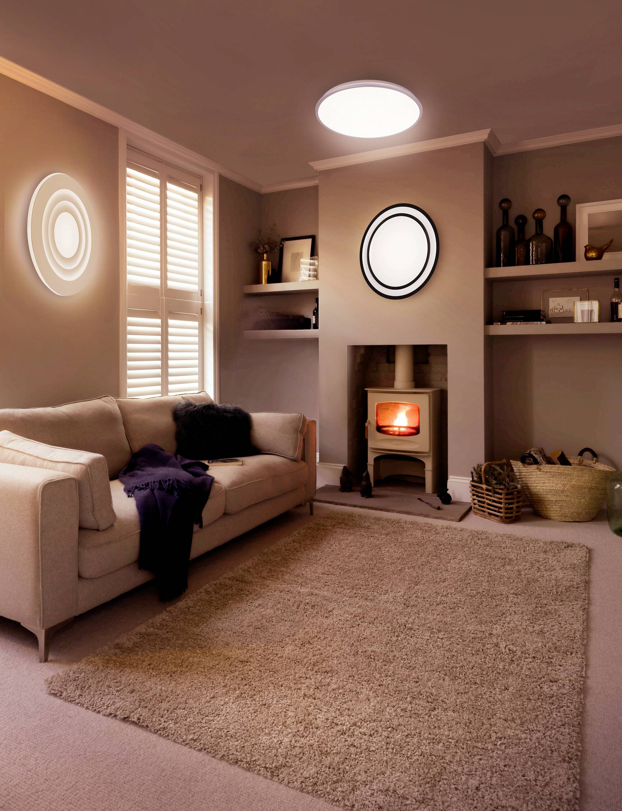 Gemütliches Wohnzimmer mit Kamin, Sofa, Teppich und dekorativen Regalen. Warme Beleuchtung schafft eine einladende Atmosphäre.