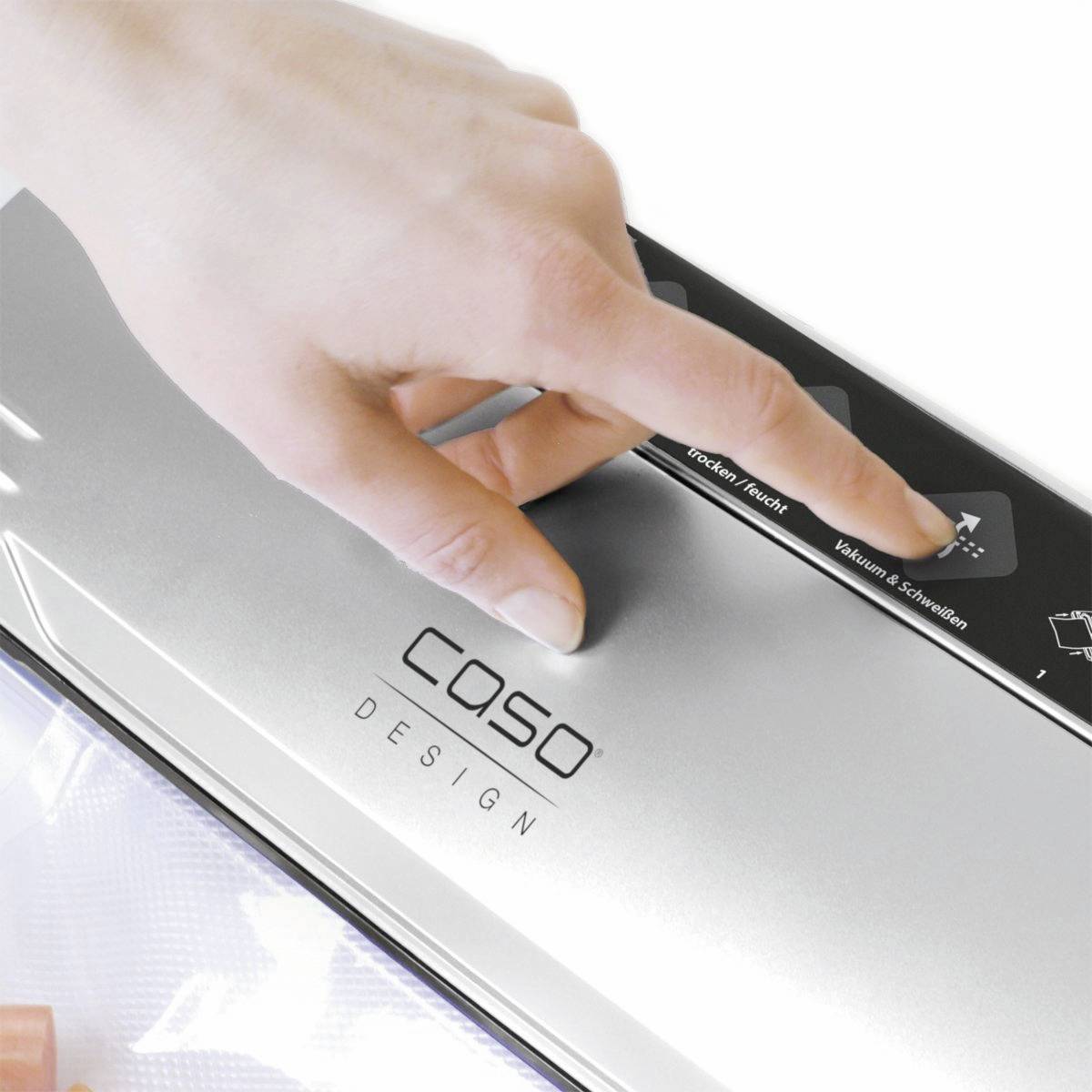 Eine Hand drückt auf die Touch-Oberfläche eines silbernen Vakuumiergeräts von Caso Design, um eine Lebensmittelverpackung zu verschließen.