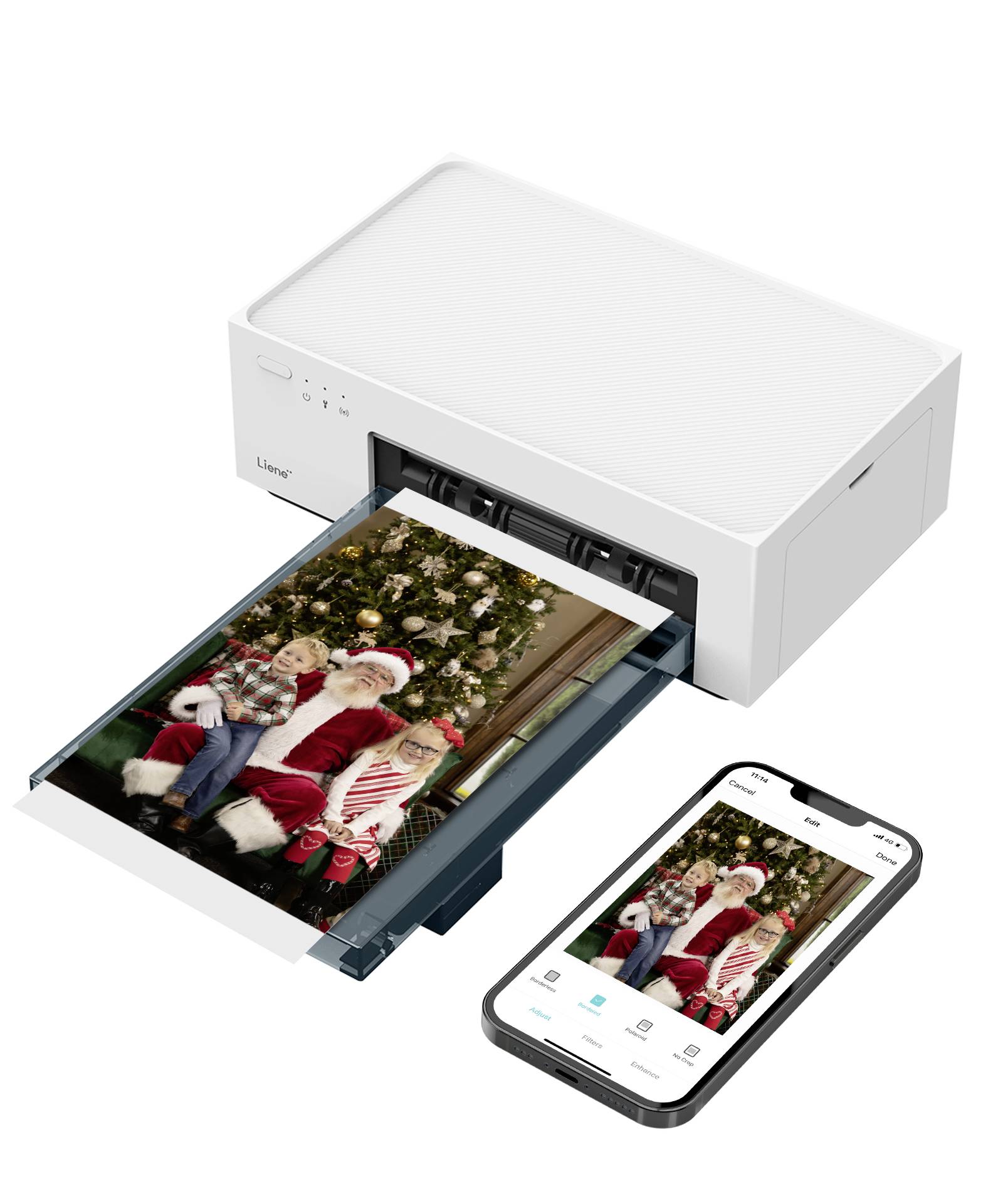 Ein weißer Fotodrucker druckt ein Bild von einem Weihnachtsmann mit Kindern vor einem Weihnachtsbaum. Daneben liegt ein Smartphone mit demselben Bild auf dem Bildschirm.