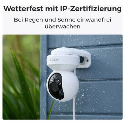 Eine wetterfeste Sicherheitskamera, die an einer blauen Wand befestigt ist, nass vom Regen, und deren IP-Zertifizierung für Wetterüberwachung unter allen Bedingungen hervorgehoben wird.