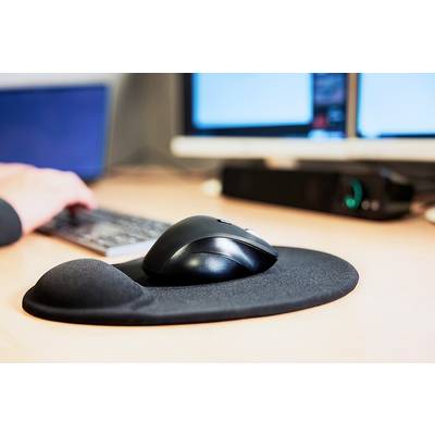 Eine Computermaus und ein ergonomisches Mauspad auf einem Schreibtisch. Im Hintergrund ist eine Tastatur und ein Monitor zu sehen.