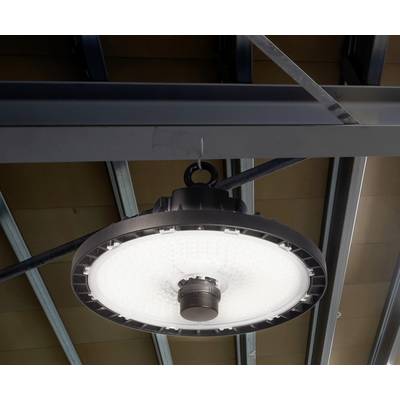 Deckenleuchte mit großem, rundem Schirm und LED-Beleuchtung, montiert an einer Metallkonstruktion unter einer Hallendecke.