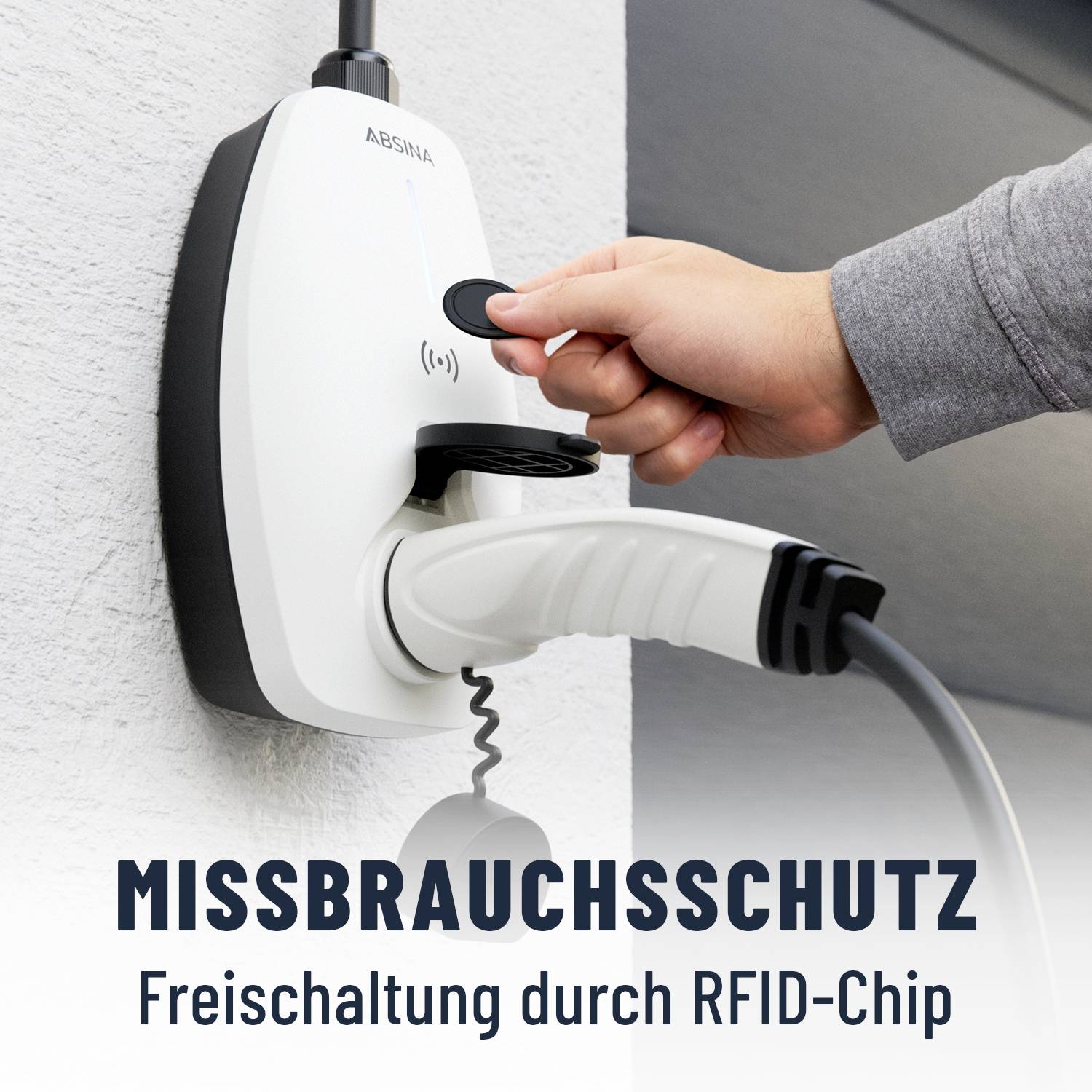 Eine Person hält eine RFID-Karte über eine Ladestation zur Autorisierung. Text: 'Missbrauchsschutz - Freischaltung durch RFID-Chip'.