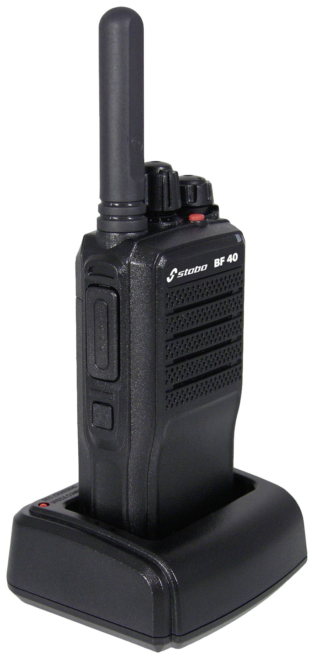 Ein schwarzes Walkie-Talkie steht auf einer Ladestation. Es hat eine lange Antenne und mehrere Tasten an der Oberseite.