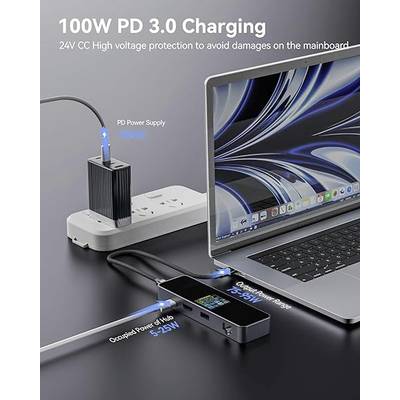 Laptop verbunden mit einem USB-Hub, der an ein Netzteil angeschlossen ist. Text: '100W PD 3.0 Charging', beschreibt Hochleistungsladung.