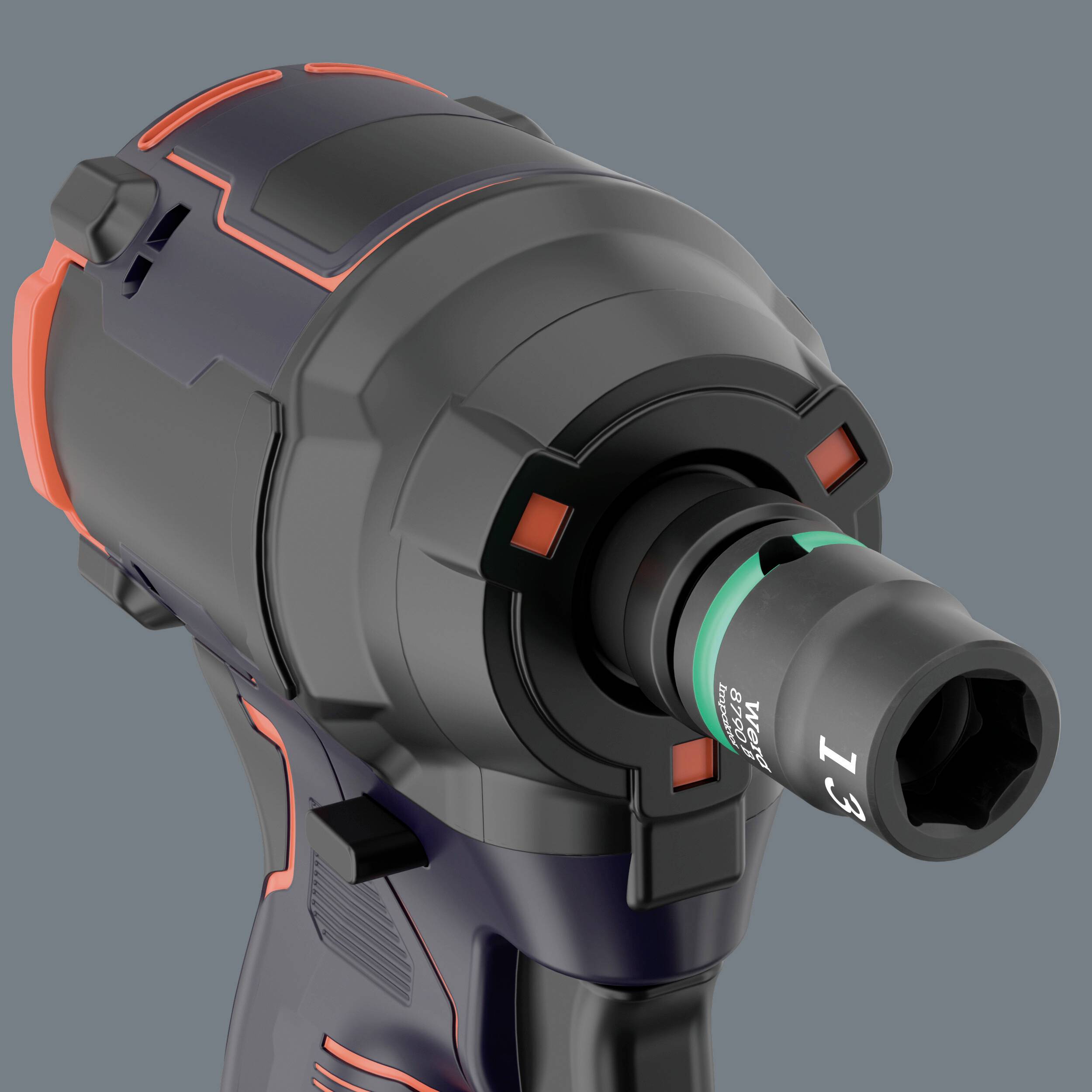 Ein schwarz-orangefarbener Akkuschrauber mit Bitaufnahme, zeigt die Einschalttaste und ergonomischen Griff, vor grauem Hintergrund.