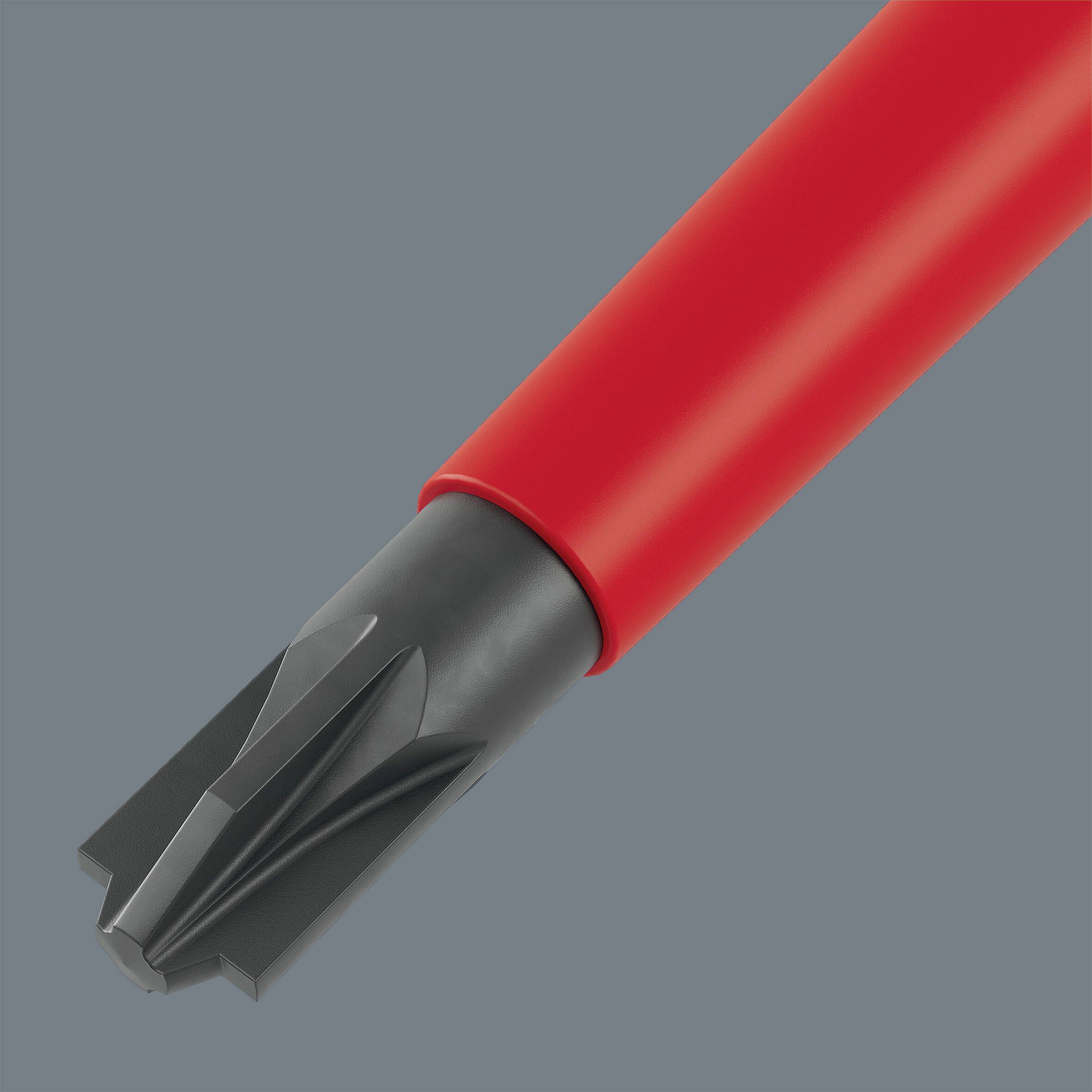 Ein rot-schwarzes Bohrwerkzeug mit scharfen Kanten, vor grauem Hintergrund. Entwickelt für präzises Bohren von Materialien.