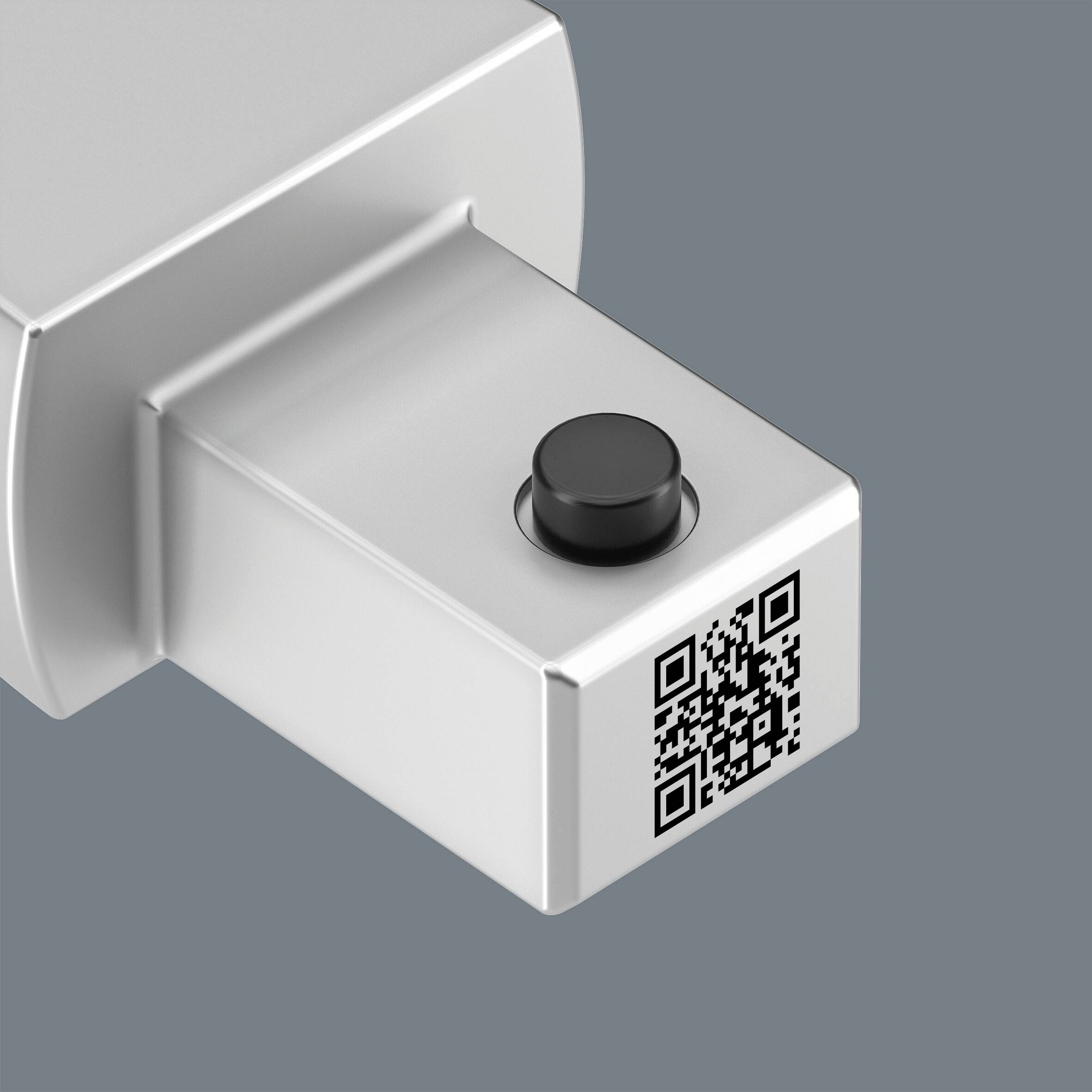 USB-Stick mit QR-Code an der Seite auf grauem Hintergrund, zeigt Datenaustausch-Technologie.