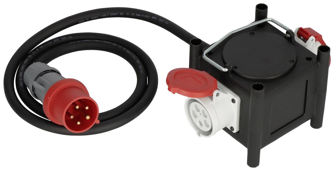 Ein schwarzer Adapter mit zwei Steckdosen und einem roten Stecker, daran ein schwarzes Kabel. Geeignet für industrielle Stromanschlüsse.