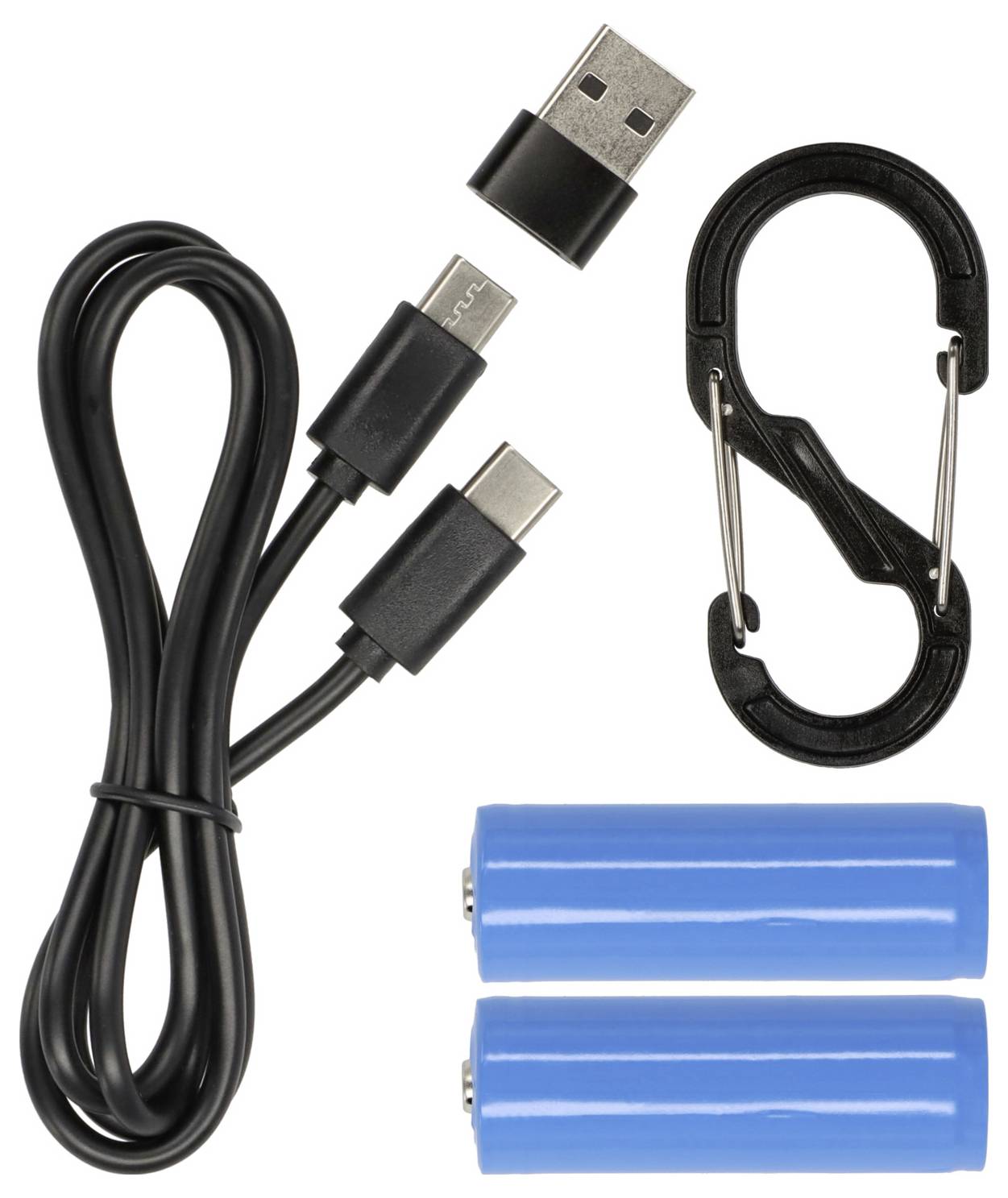 USB-Ladekabel mit Micro-USB- und USB-C-Anschlüssen, ein USB-Adapter, zwei blaue wiederaufladbare Batterien und ein Karabinerverschluss auf weißem Hintergrund.