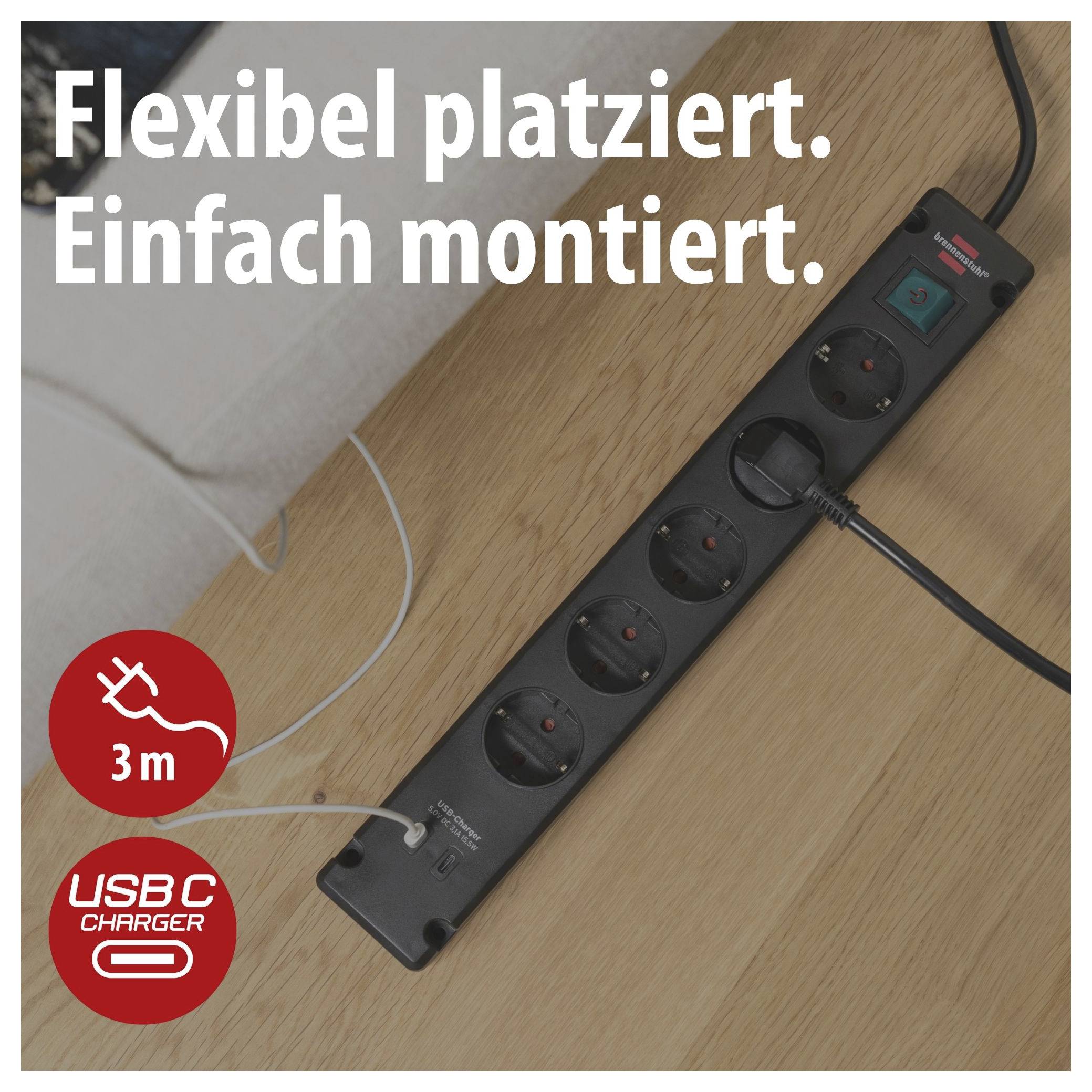 Schwarze Steckdosenleiste auf Holztisch mit vier Steckplätzen, ein- und ausgesteckten Kabeln; Aufdruck 'Flexibel platziert. Einfach montiert.' sowie Symbole für 3 m und USB-C-Ladegerät.