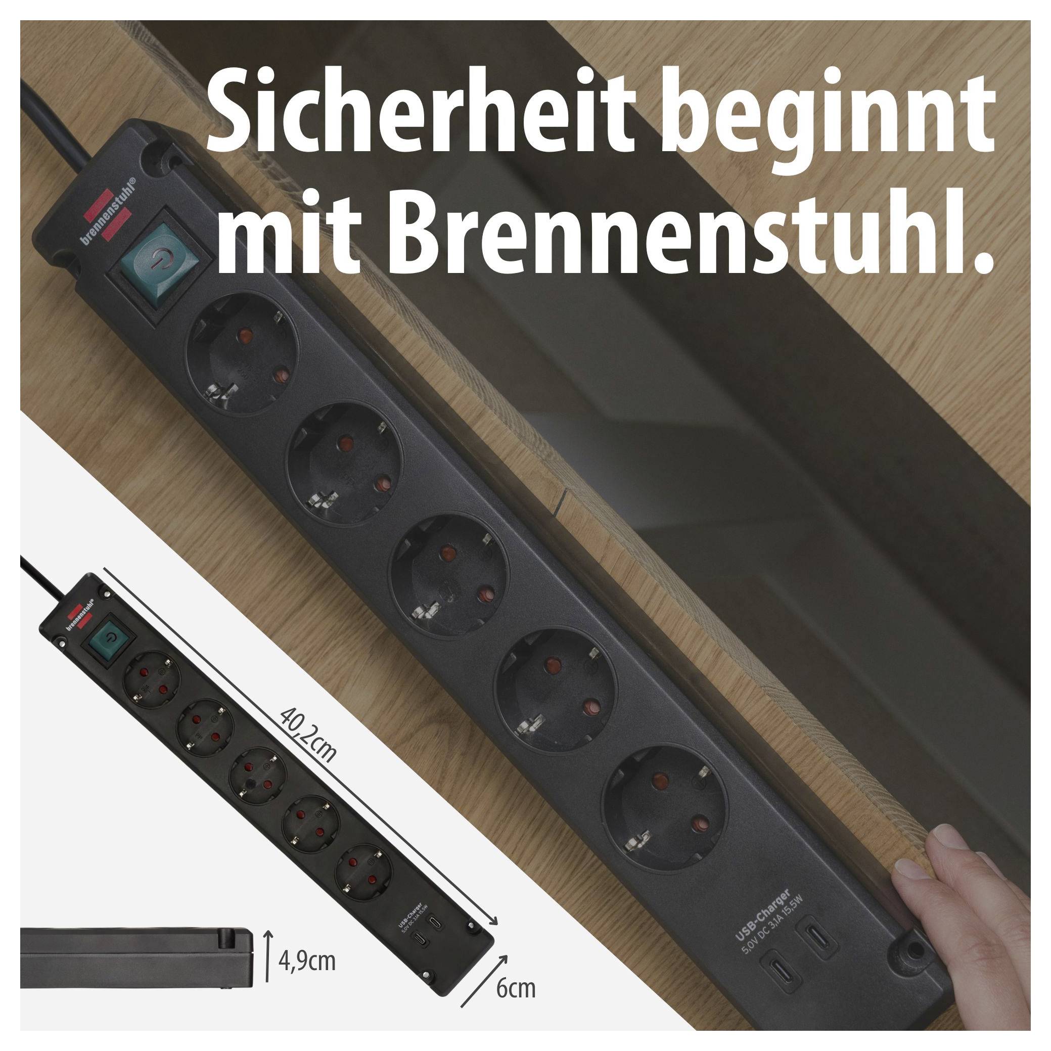 Werbebild einer Brennenstuhl-Steckdosenleiste mit mehreren Steckplätzen und USB-Anschlüssen, auf Holz neben einer Steckdose; Text: 'Sicherheit beginnt mit Brennenstuhl.'<br>