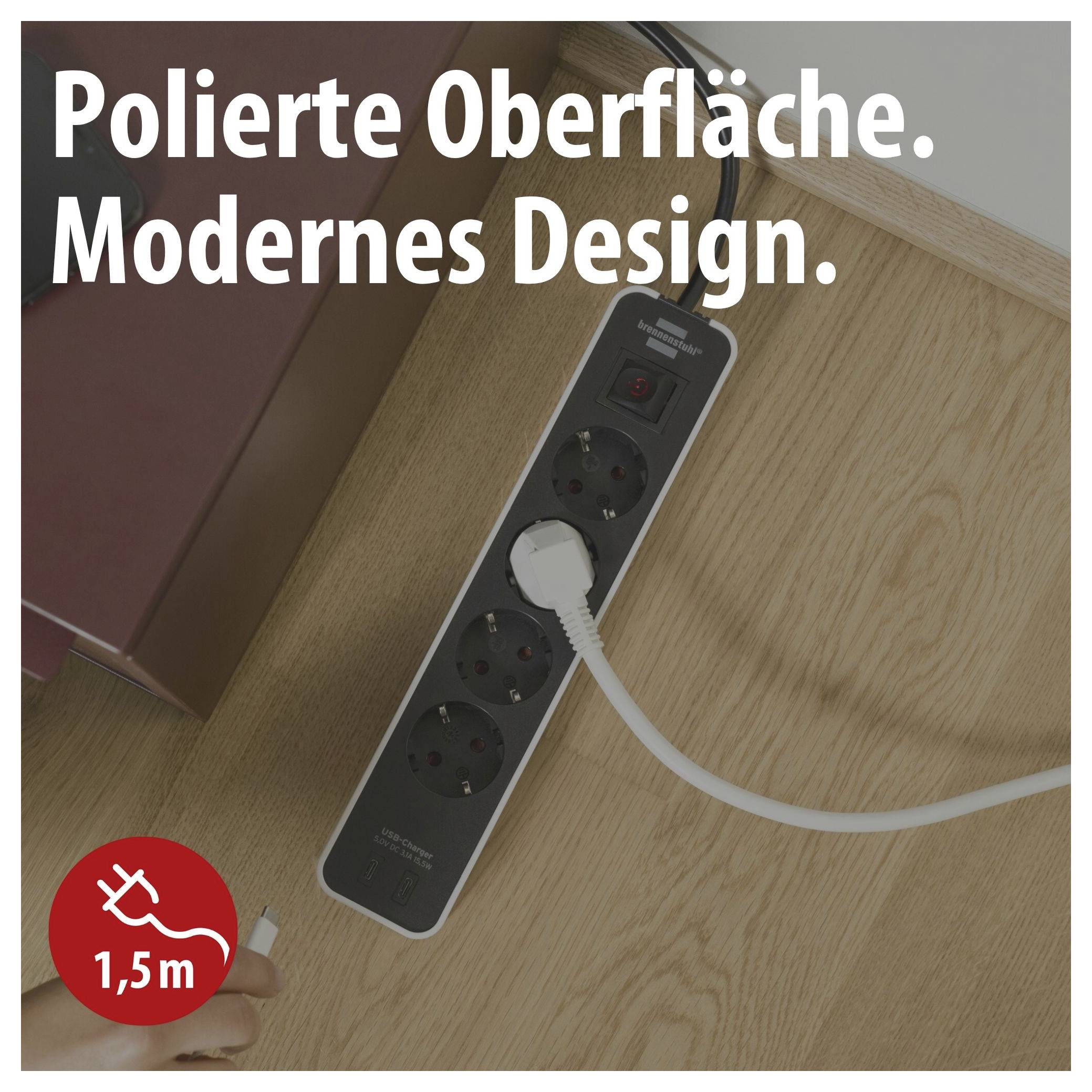 Steckdosenleiste auf Holzboden mit eingestecktem Stecker; Text: 'Polierte Oberfläche. Modernes Design.'; rotes Label '1,5 m'.<br>