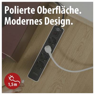 Steckdosenleiste auf Holzboden mit eingestecktem Stecker; Text: 'Polierte Oberfläche. Modernes Design.'; rotes Label '1,5 m'.<br>