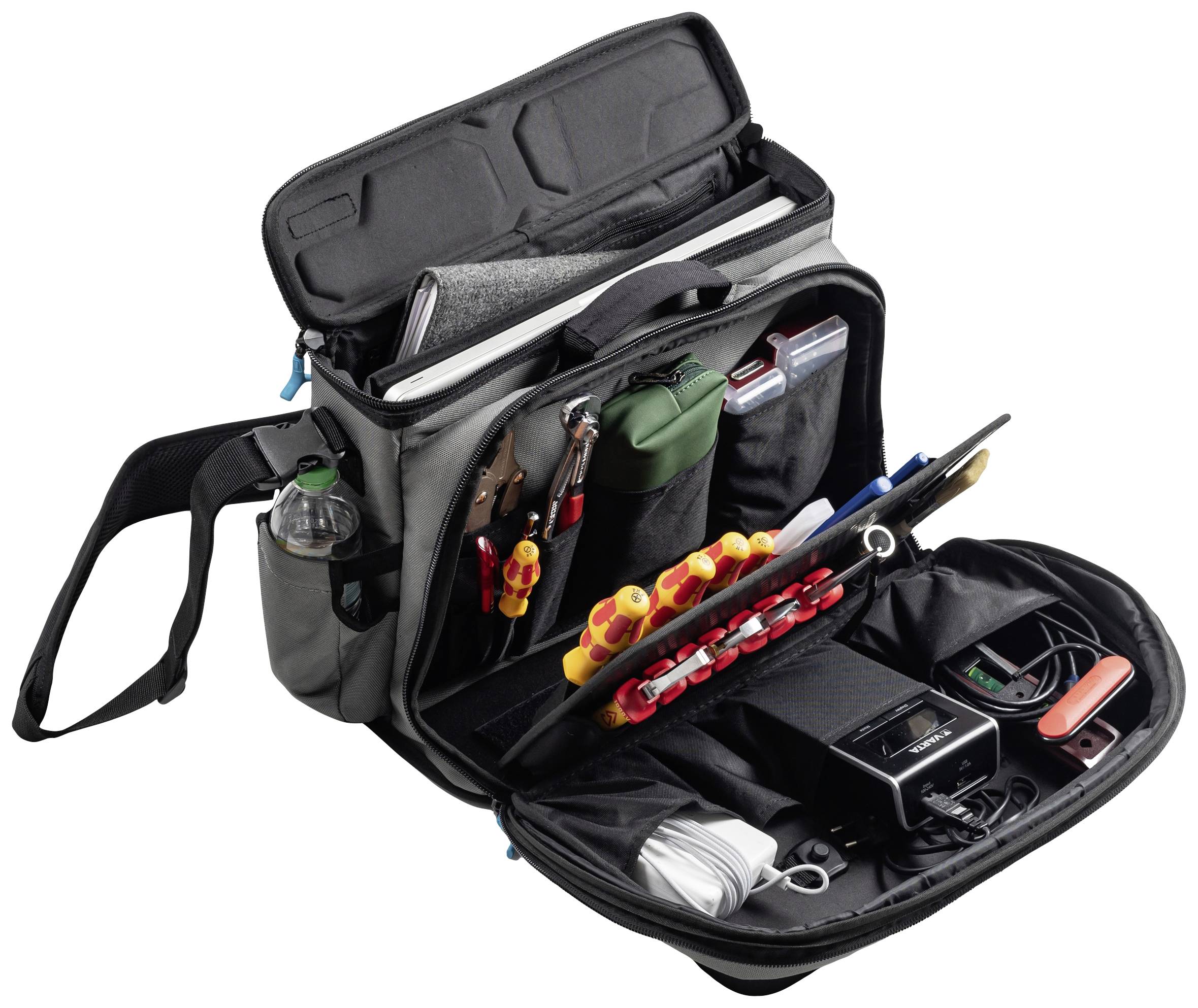 Offene Werkzeugtasche mit verschiedenen Handwerkzeugen und Zubehör, darunter Schraubendreher, Kabel und elektronische Geräte.
