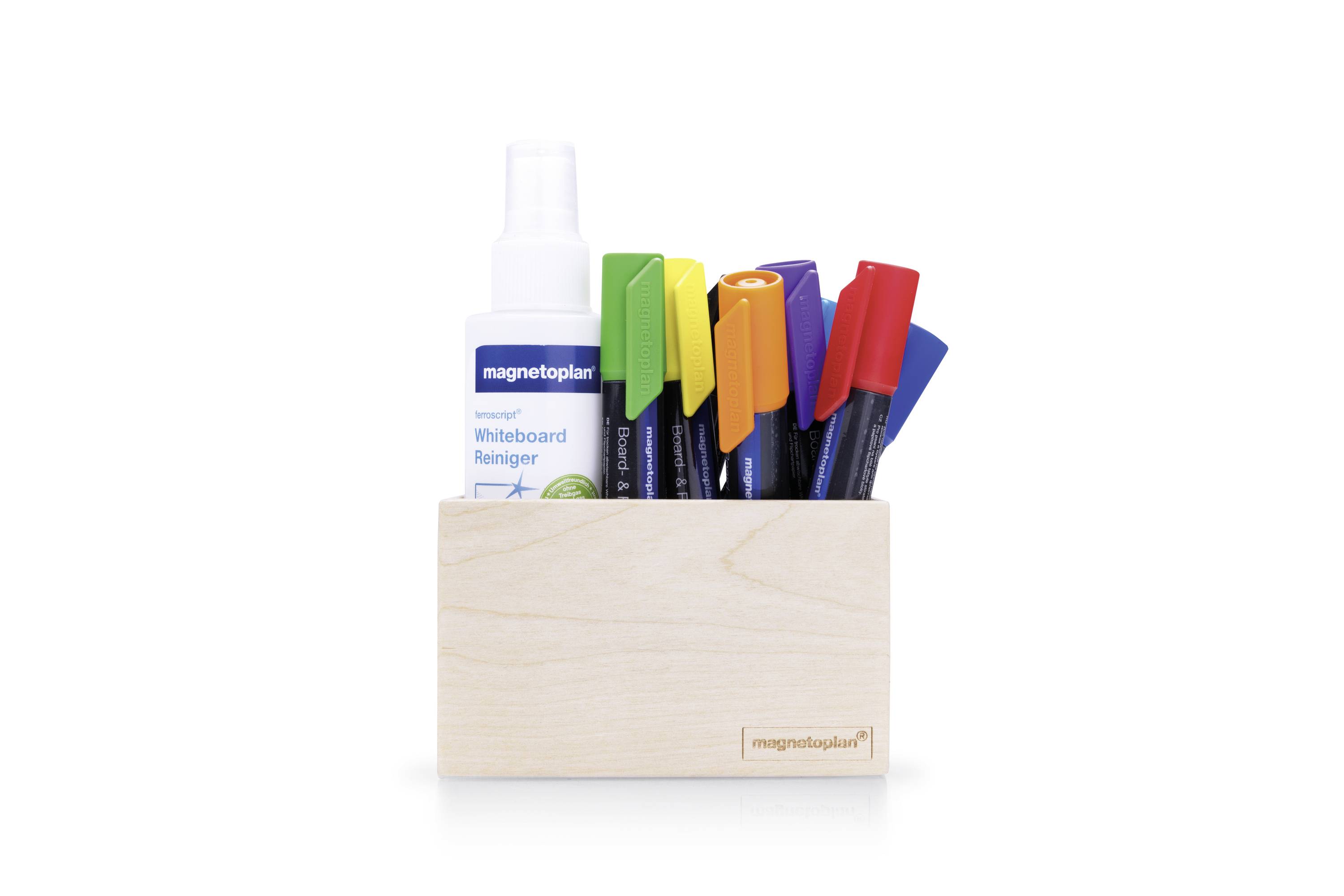 Ein Holzständer enthält sechs bunte Whiteboard-Stifte und eine Flasche Whiteboard-Reiniger.