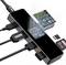 Ein schwarzer USB-Hub mit mehreren angeschlossenen Kabeln und zwei SD-Karten. Ein Display zeigt Informationen zu den Verbindungen an.