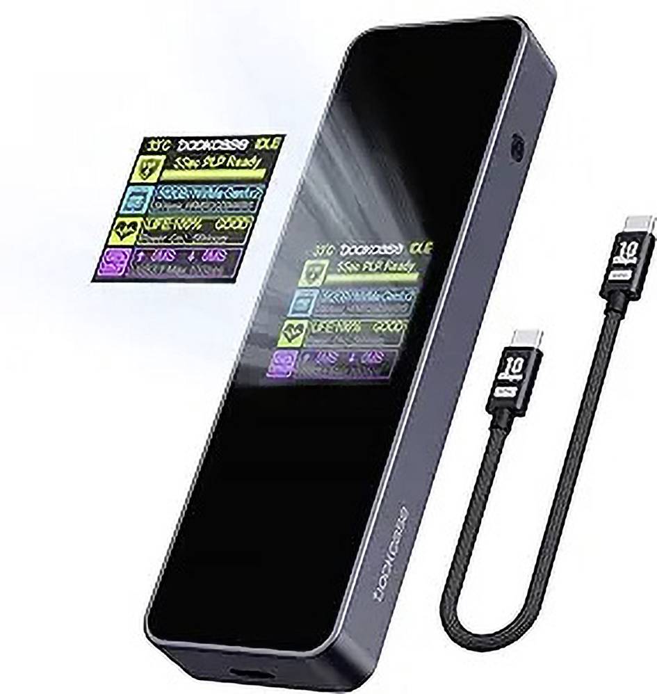 Tragbares Ladegerät mit digitalem Display, das Ladeinformationen zeigt. Neben dem Ladegerät liegt ein USB-Kabel.