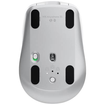 Die Unterseite einer silbernen Computermaus mit Schieberegler für An/Aus, drei Verbindungsoptionen und einem zentralen Sensor.