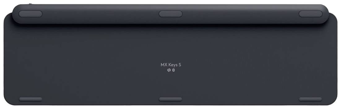 Rückseite einer schwarzen Tastatur mit der Aufschrift 'MX Keys S'. Vier rutschfeste Gummifüße sind an den Ecken angebracht.