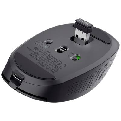 Eine schwarze Computermaus von unten, zeigt das Fach für einen USB-Dongle, einen Ein/Aus-Schalter und den USB-C-Ladeanschluss.