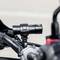 Eine montierte Kamera an einem Motorradlenker bei Tageslicht, betont die stabile Halterung und die Ausrichtung nach vorne für Videoaufnahmen.