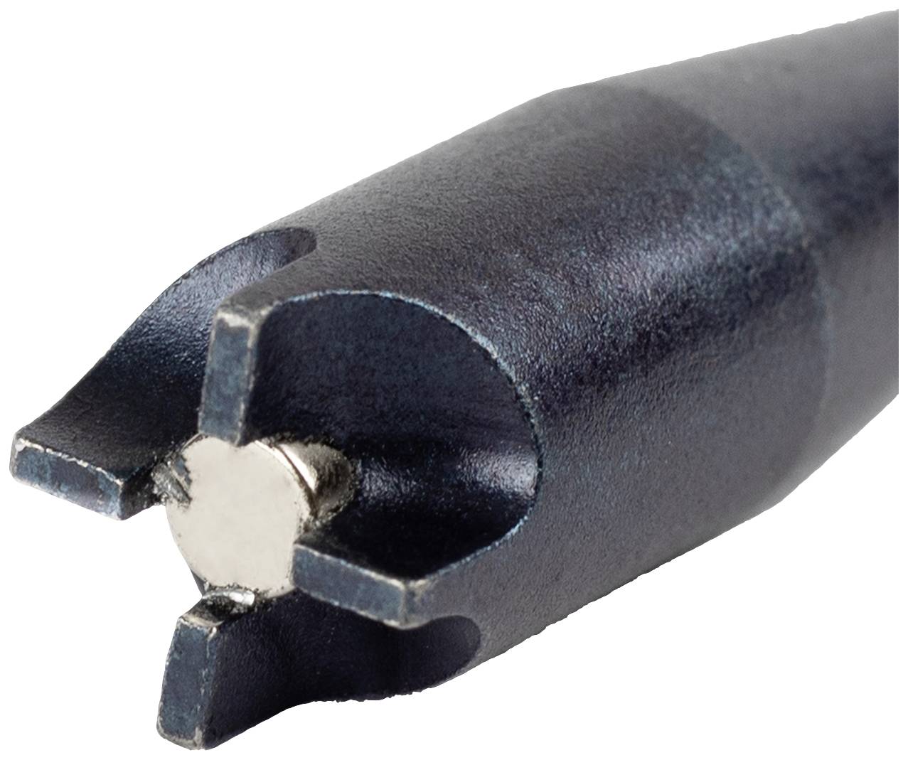 Bohrkopf eines Gesteinsbohrers in Nahaufnahme. Der Kopf hat vier Zähne und eine zentrale Spitze. Geeignet zum Bohren harter Materialien.
