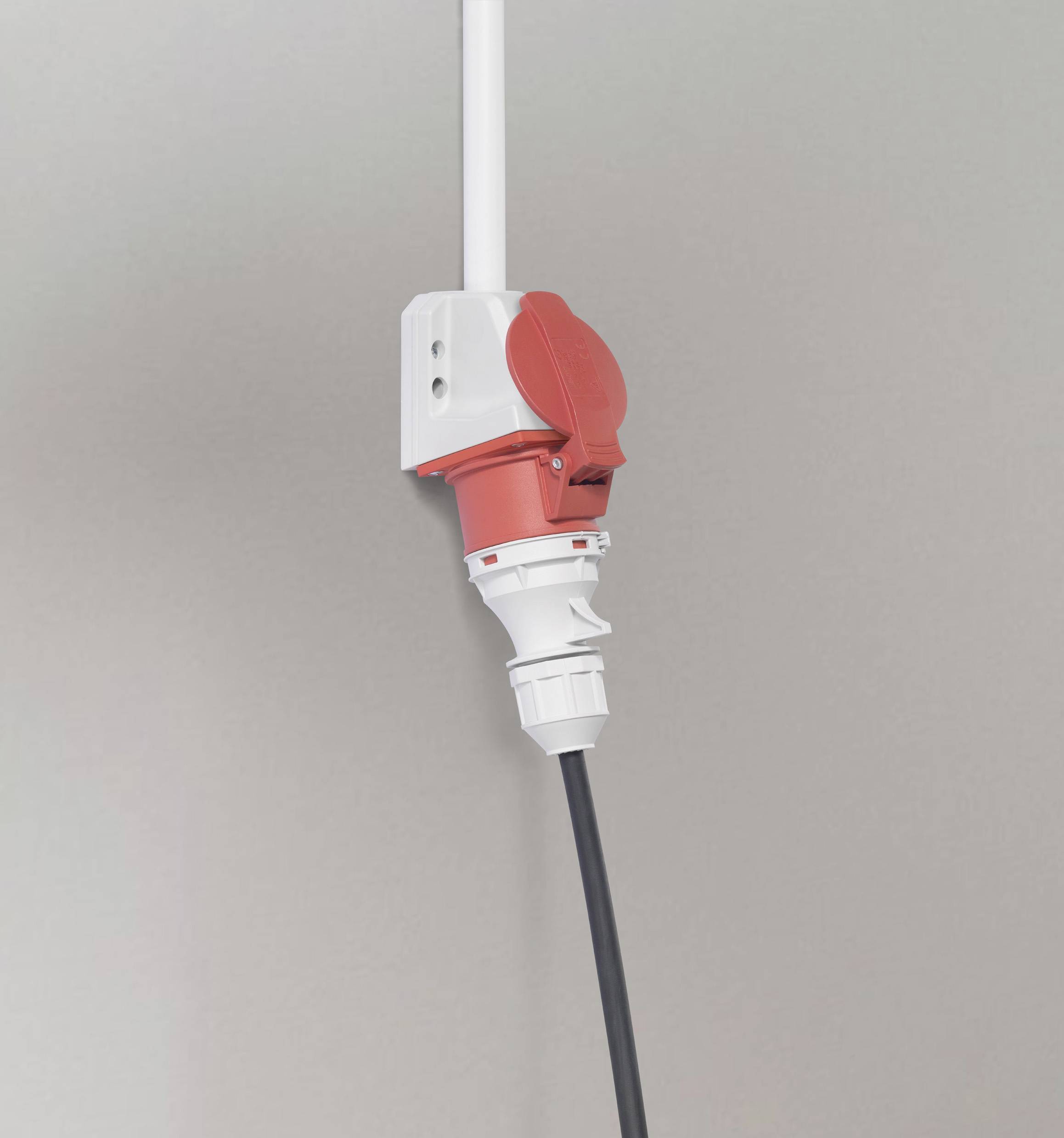 Ein weißer, roter Steckverbinder ist in eine Wandsteckdose eingesteckt. Ein schwarzes Kabel führt nach unten.