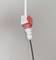 Ein weißer, roter Steckverbinder ist in eine Wandsteckdose eingesteckt. Ein schwarzes Kabel führt nach unten.