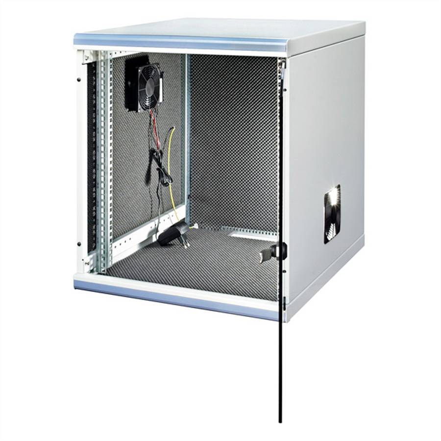 Ein offener Server- oder Netzwerkschrank. Innen sind einige Kabel und ein Lüfter an der Rückseite sichtbar.