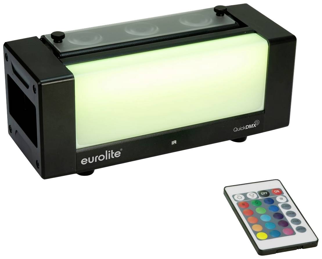 Ein rechteckiges LED-Licht von Eurolite leuchtet in hellem Grün. Daneben liegt eine Fernbedienung mit bunten Tasten zur Farbsteuerung.