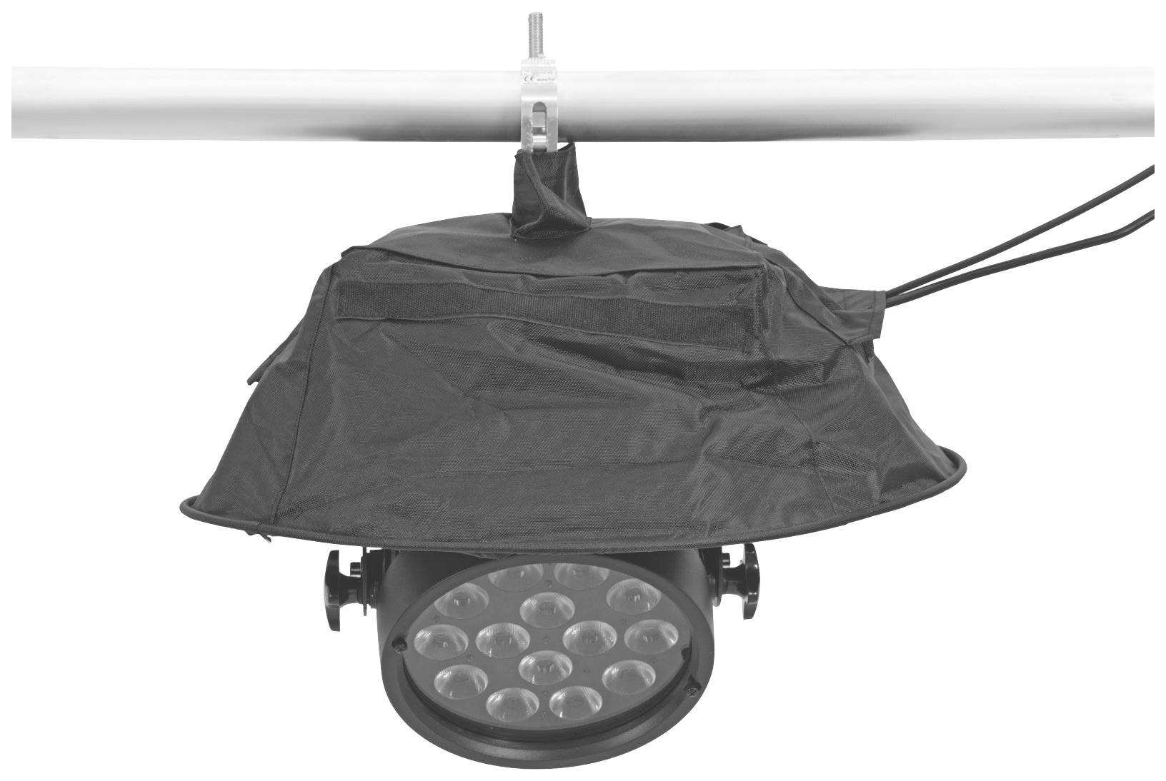 Ein runder LED-Strahler hängt an einer Metallstange und ist mit einem schwarzen, stoffartigen Schutz bedeckt.