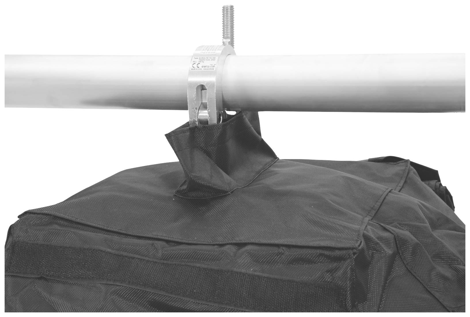 Eine Metallstange mit aufgesetzter Klemme stützt eine schwarze Stofftasche.