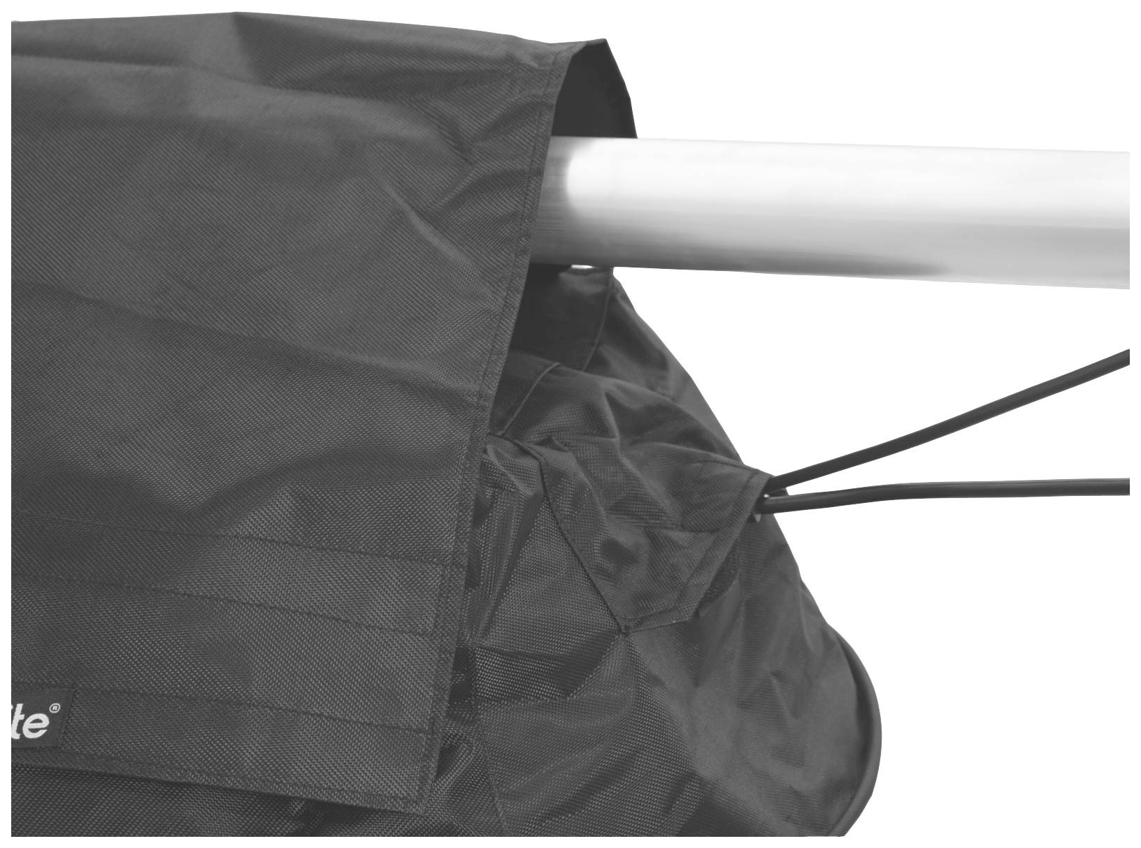 'Nahaufnahme eines dunklen Stoffs, der über ein Rohr gespannt ist, gehalten von elastischen Bändern. Industrielles oder Outdoor-Equipment.'