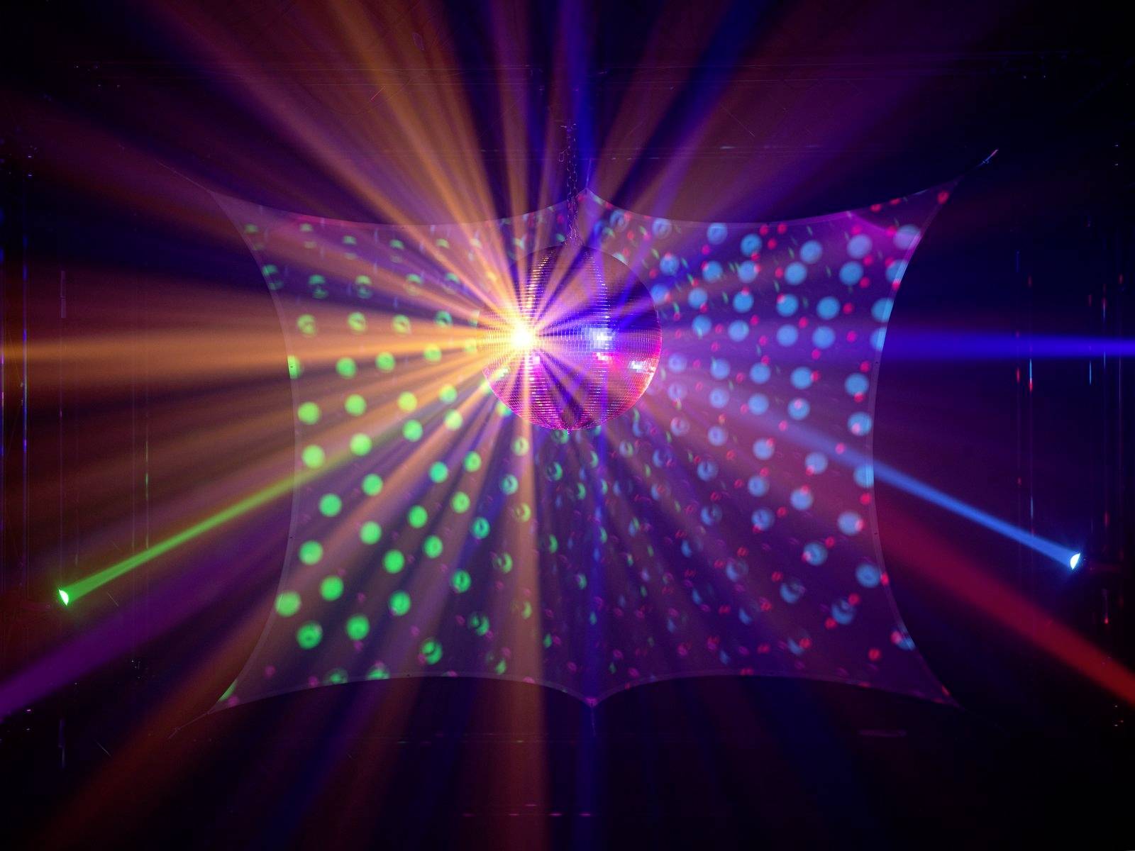 Bunte Lichtstrahlen von einer Diskokugel strahlen in verschiedene Richtungen, erzeugen ein dynamisches Muster auf einer Leinwand.