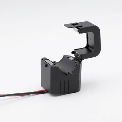 Ein schwarzer elektrischer Stromwandler mit offenem Clip und roten und schwarzen Anschlussdrähten auf weißem Hintergrund.