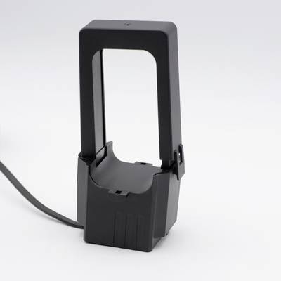 Ein schwarzes, rechteckiges Kunststoffgerät mit offenem Rahmen und Kabel. Möglicherweise ein elektronisches Ladegerät oder eine Halterung.