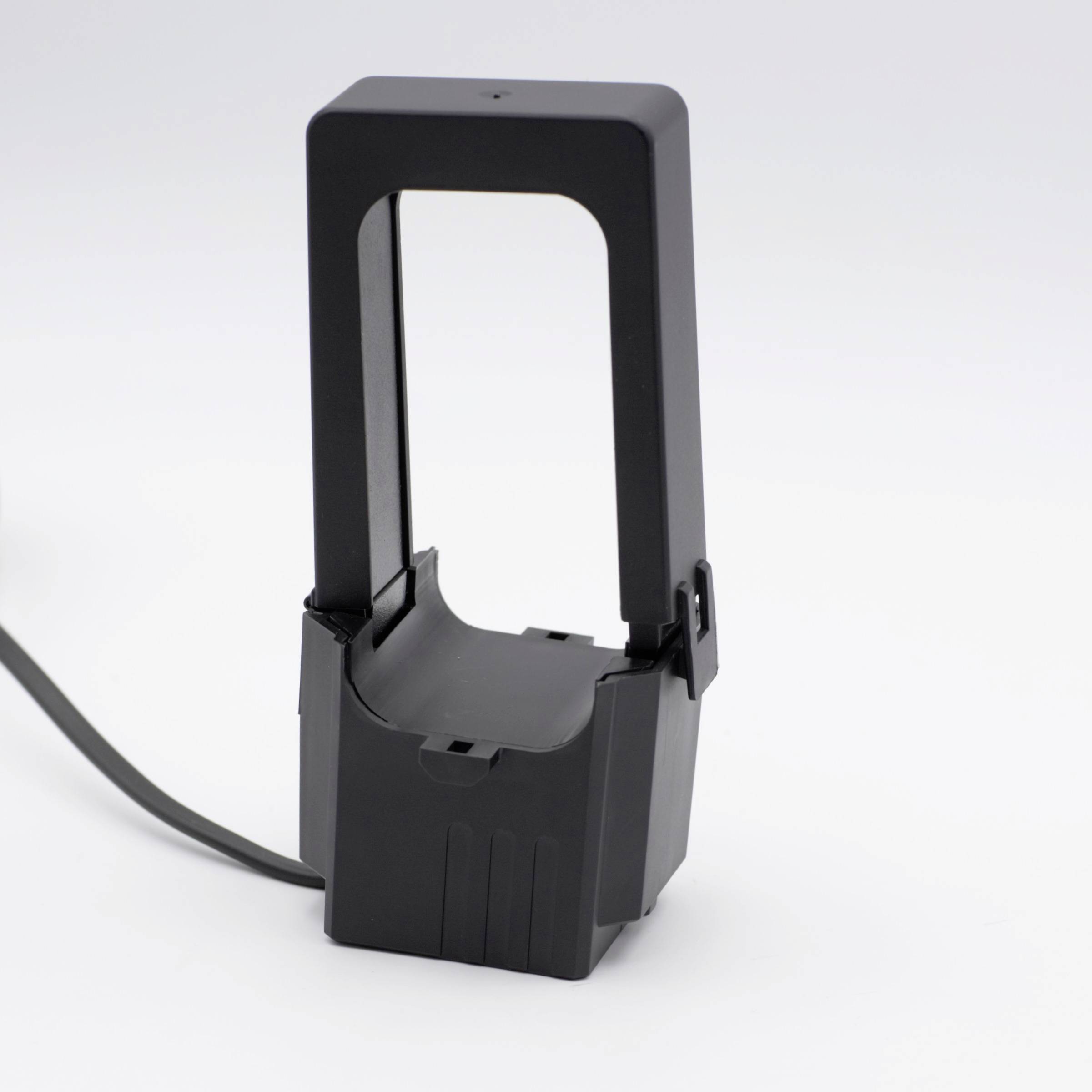 Ein schwarzer, quadratischer Objektträgerhalter mit einem USB-Kabel, der auf einem weißen Hintergrund steht.